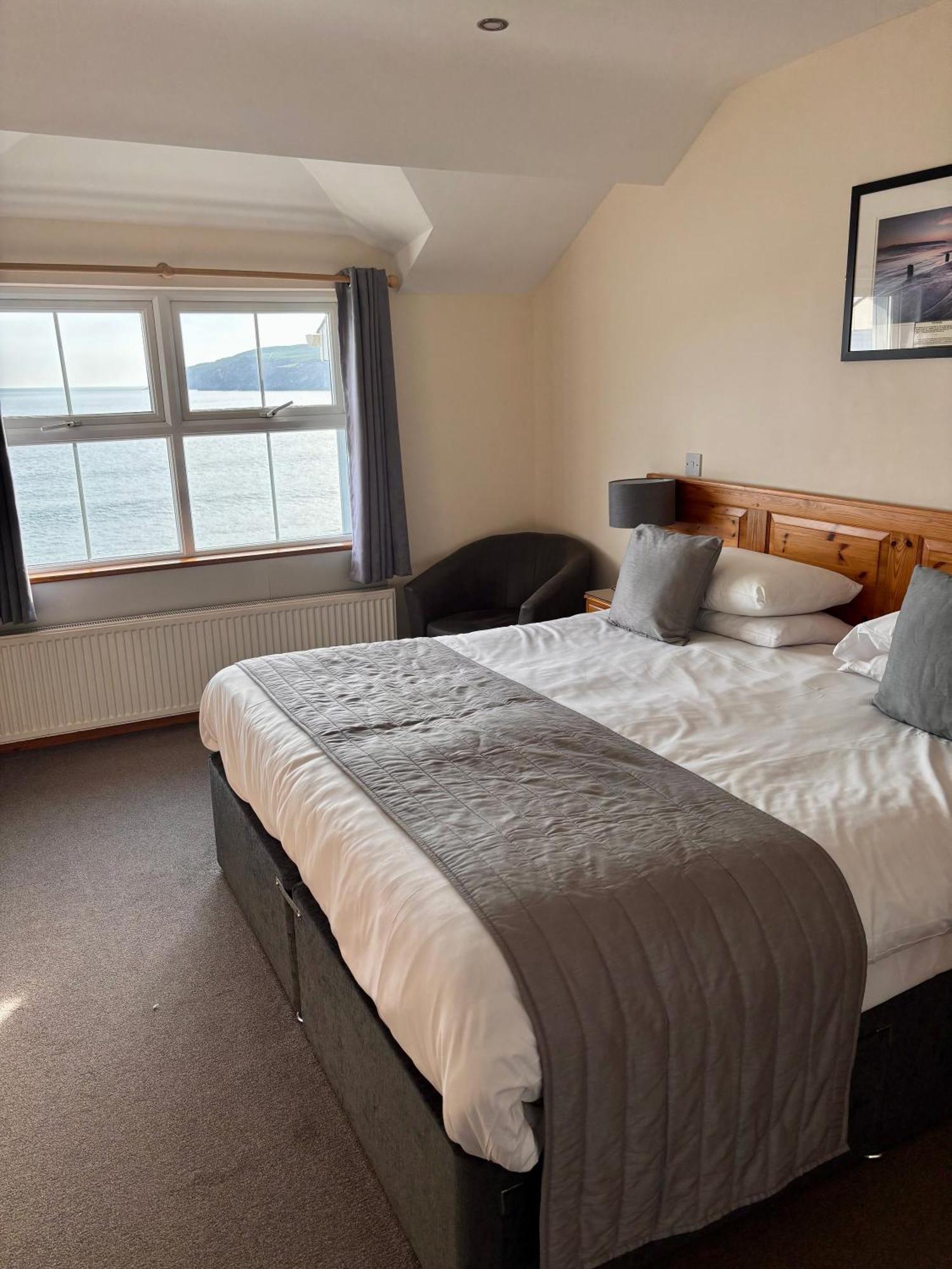 Gwesty Ty Newydd Hotel อาเบอร์ดารอน ภายนอก รูปภาพ