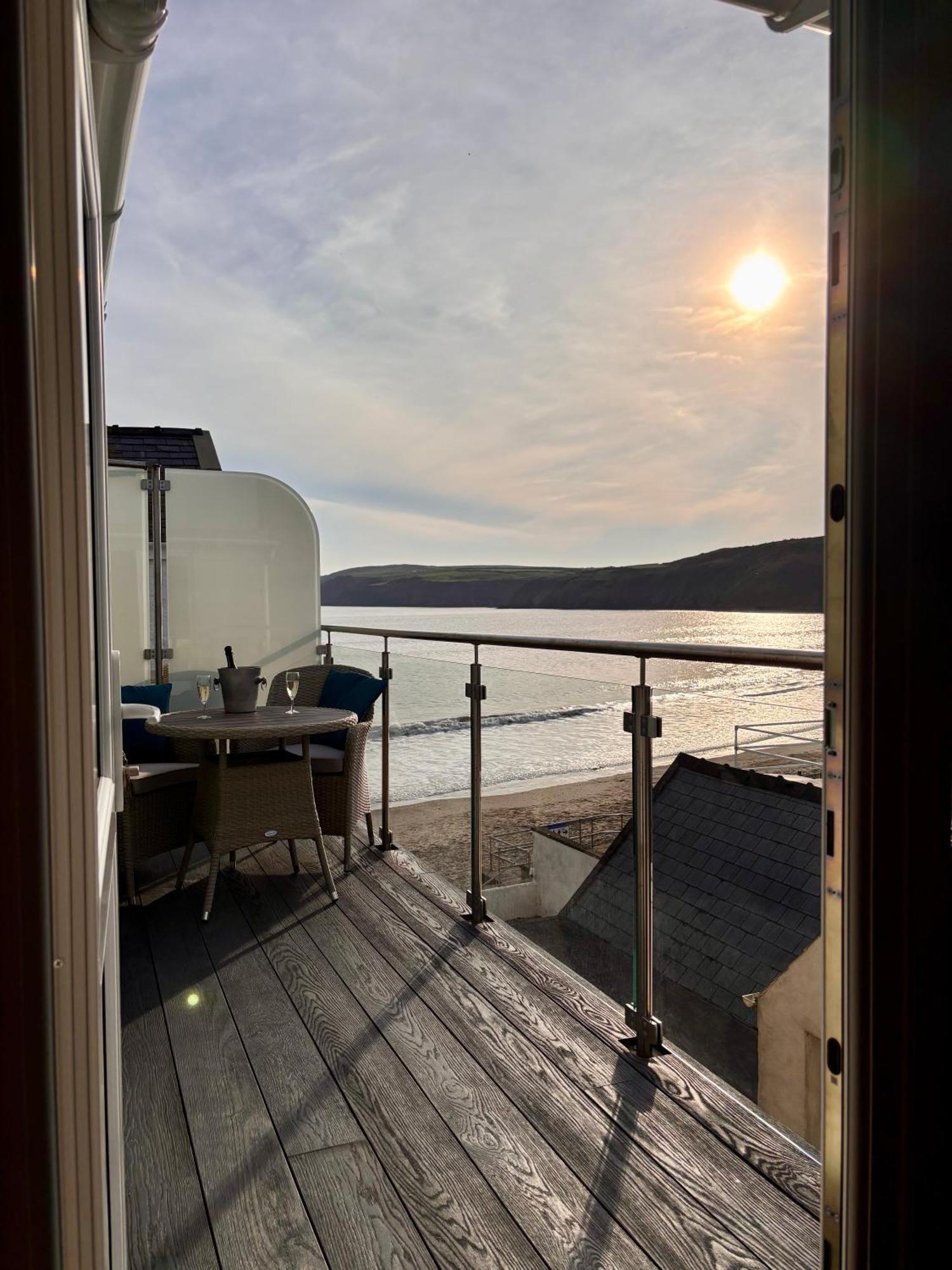 Gwesty Ty Newydd Hotel อาเบอร์ดารอน ภายนอก รูปภาพ