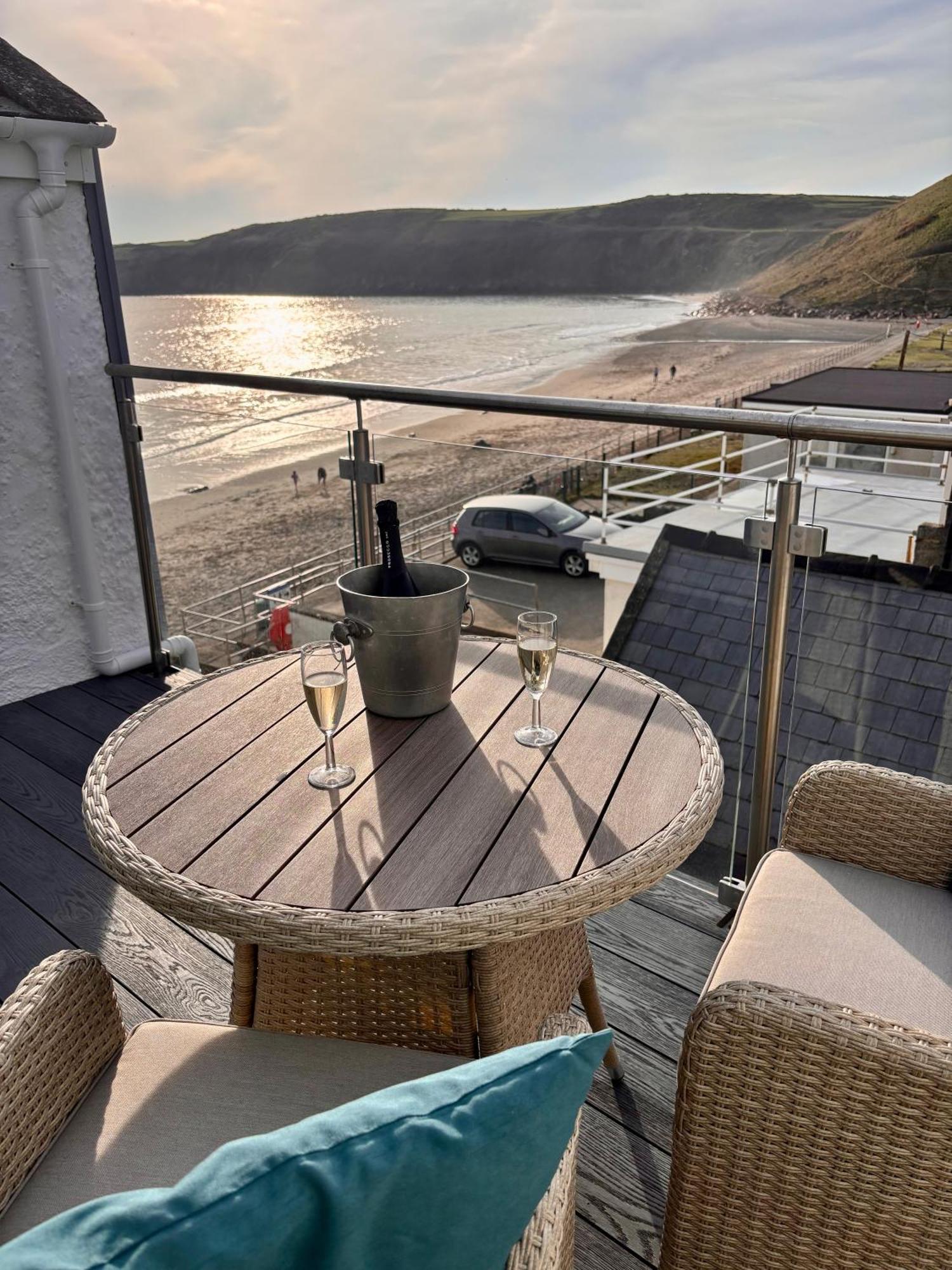 Gwesty Ty Newydd Hotel อาเบอร์ดารอน ภายนอก รูปภาพ