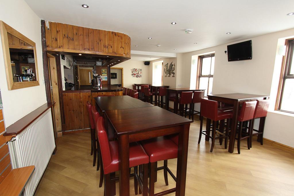 Gwesty Ty Newydd Hotel อาเบอร์ดารอน ภายนอก รูปภาพ
