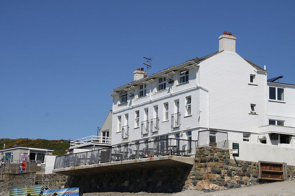 Gwesty Ty Newydd Hotel อาเบอร์ดารอน ภายนอก รูปภาพ